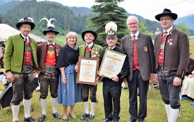 Ehrung von zwei „Urgesteinen“: Obmann Kaspar Astner, BZ-Obmann Wolfgang Auinger, LR Beate Palfrader, Anton Hausberger (75 Jahre), Gerhard Mader (50 Jahre), Markus Schlenck (Blasmusikverband Tirol), BZ-Kapellmeister Peter Waler (v. li.).