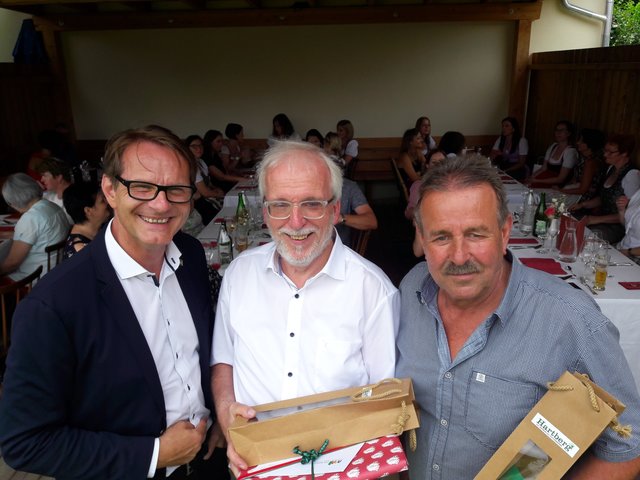 Dir. Alois Gigler (Mitte) und Schulwart Franz Hirschböck (re.) wurden von Bgm. Marcus Martschitsch in den Ruhestand verabschiedet.