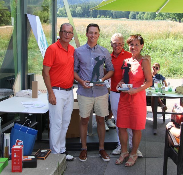Edi Gaderer (Organisator), Mathias Truschner (Tagessieger), Wolfgang Hirt (Organisator), Sonja Hafner (Tagessiegerin) v.l.