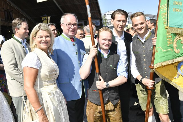 Hitze beim Bauerntag: Johannes Schmuckenschlager, Klaudia Tanner, Stephan Pernkopf, Peter Waldherr, Sebastian Kurz und Josef Huber. | Foto: NÖ Bauernbund/Erich Marschik