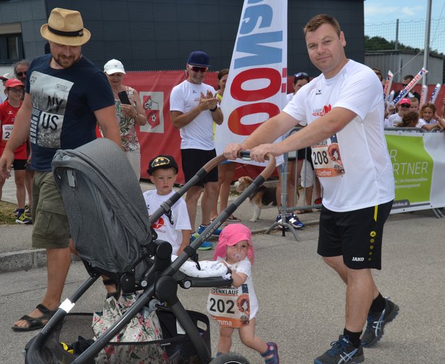 Emma mit Papa Günther war mit einem Jahr die jüngste Teilnehmerin beim Bambini Lauf | Foto: BRS