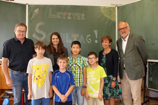 Die "vier Musketiere" mit Bgm. Josef Waltl, BEd Michaela Maier, Direktorin Evelyn Habenbacher und SQM RR Heinz Zechner (v. l.) im Klassenzimmer | Foto: Josef Fürbass