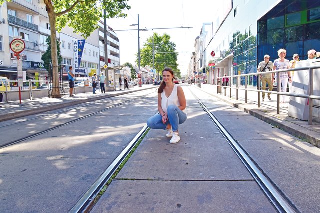 Christiane Körner wünscht sich eine Gleisbegrünung – vor allem auf den Schienen vor dem Zentrum Simmering.