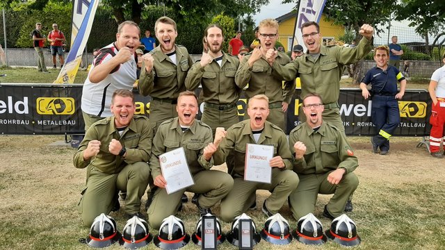 Jubelstimmung nach der Siegerehrung | Foto: FF-Freindorf