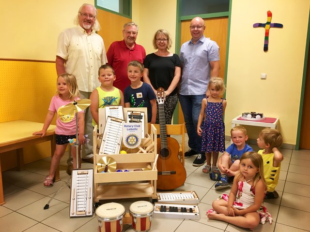 Die künftige Jungmusiker von links nach rechts Rotary-Pastpräsident und Dirigent Ervin Hartman, Rotarier und Bezirksehrenobmann Albin Prinz, Pfarrkindergartenleiterin Margit Pichler und Initiator Peter Masser vom Rotary Club Leibnitz. | Foto: Volkmar Pötsch