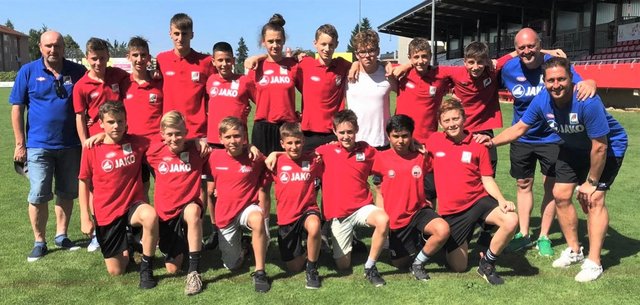 Der Fußballnachwuchs aus Weiz freut sich natürlich über den nach Hause geholten Sieg. | Foto: KK