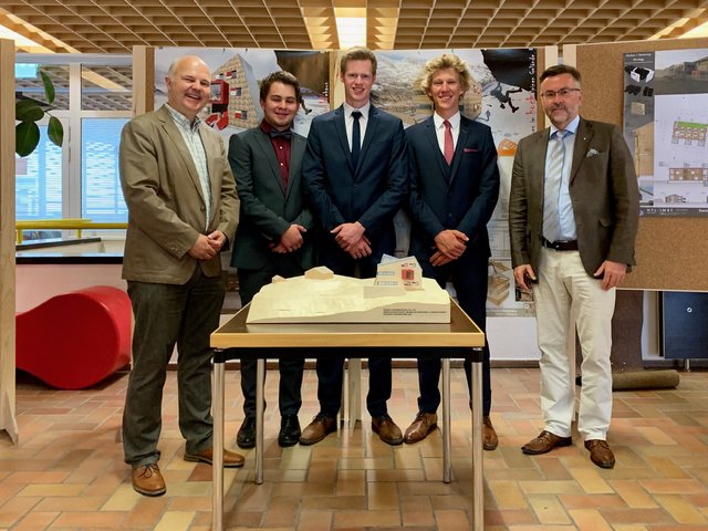 Direktor Dr. Stefan Walch mit den Absolventen Simon Auckenthaler, Clemens Perwög, Maximilian Kirschner und proHolz Tirol-Geschäftsführer Rüdiger Lex