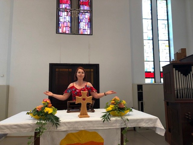 Gabriele Lang-Czedik hat ihren Talar an den Nagel gehängt. Was erklärt, warum sie beim Fototermin in der Kirche Zivil trägt.  | Foto: Berger