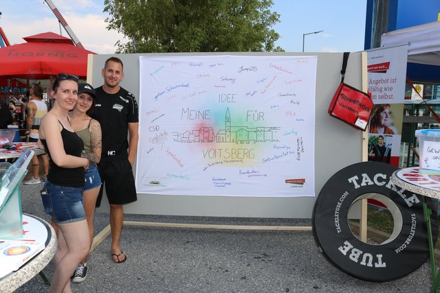 Die Streetworker von Jugend am Werk und Patrick Resch von den Hurricanes betreuten die Leinwand.