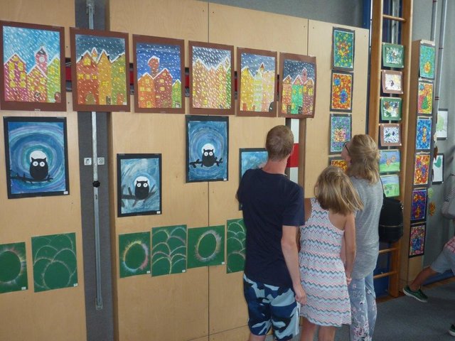 Die Werke der Schüler wurden im Turnsaal bestaunt.  | Foto: VS Tumeltsham