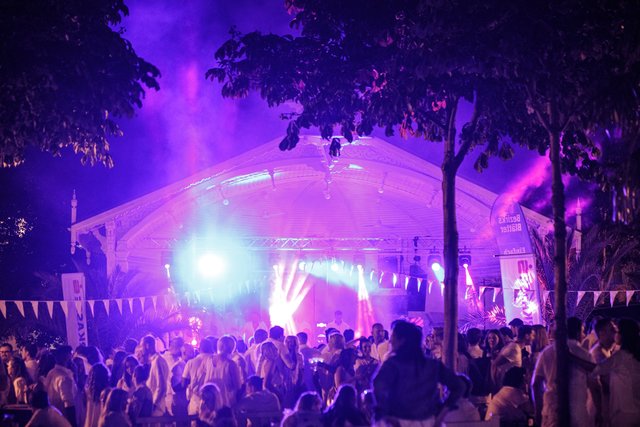 Ab hier folgen die Clubbing Fotos von Baden in Weiß 2019. | Foto: Felten