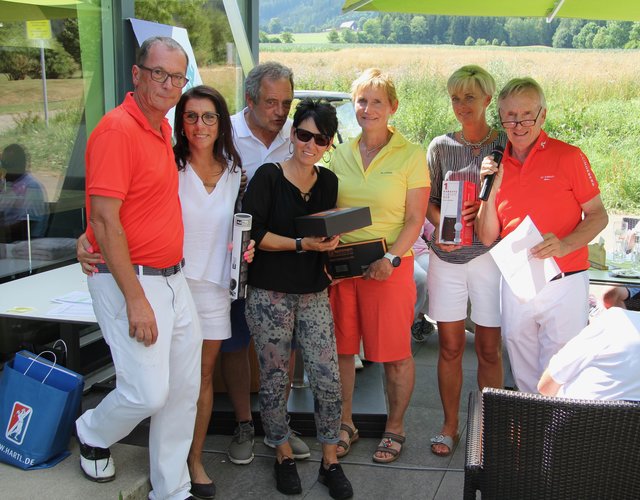 Golfplatzbetreiber Edgar Steinberger (3.v.li.) und das Organisationsteam.
