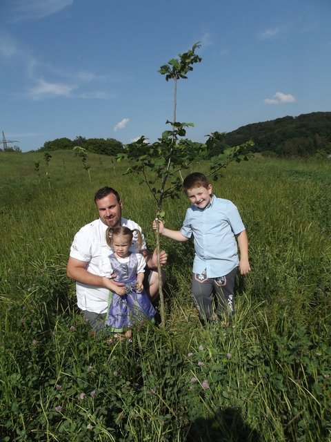 Simon und Luisa zusammen mit dem Bio-Landwirt Franz Gasnarek. Seine Innovation: Haselnussbäume und Austernpilze. | Foto: Gasnarek