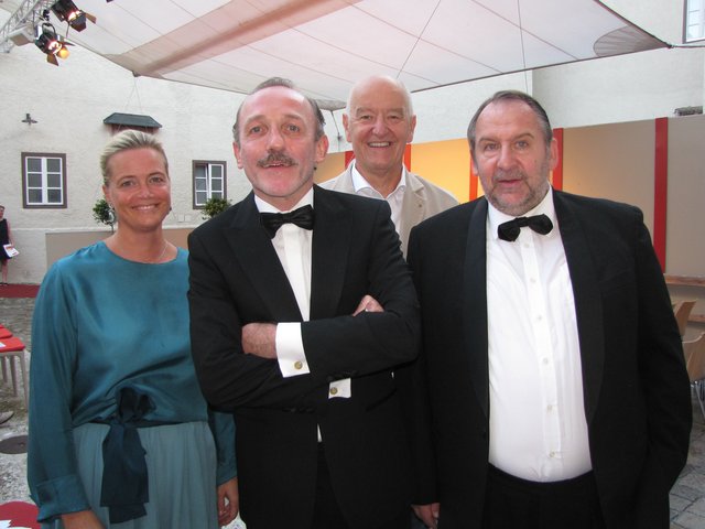 &lt;f&gt;Im Jubiläums-Festspieljahr&lt;/f&gt; können Vorstandsmitglieder Sabine Döllerer und Hermann Döllerer (hinten) Publikumslieblinge, wie Oscarpreisträger Karl Markovics (vorne links, hier mit Wolf Bachofner) begrüßen.
