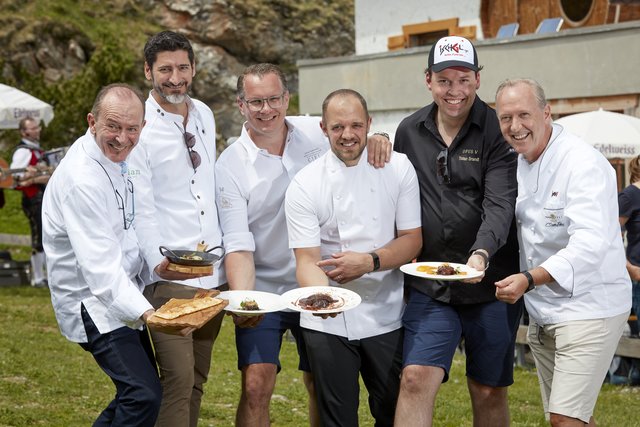 Zum Auftakt des elften Kulinarischen Jakobswegs wanderten die diesjährigen Starköche Jean-Georges Klein, Paul Ivić, Tristan Brandt, James Knappett und Onno Kokmeijer mit ihren Gästen zu den jeweiligen Patenhütten und präsentierten ihre speziellen Hütten-Kreationen.