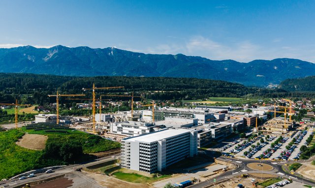 Baustellen und Parkhaus: Ansicht des Infineon-Standortes Villach mit dem Parkhaus (Im Vordergrund) und Sicht auf die Baustelle des Forschungsgebäudes (Baustelle rechts im Bild) und der Chipfabrik (Baustelle links im Bild)