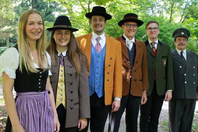 Die Tracht der Stadtkapelle im Verlauf der letzten sieben Jahrzehnte (v.l.n.r. seit 2008, 1992 - 2008, 1979 - 1992, 1960 - 1979, um 1950 - 1960).