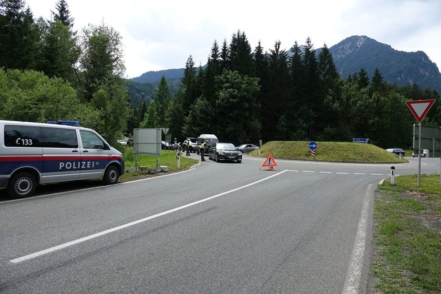 So weit und nicht weiter: Durchreisende wurden in Pflach zurück auf die Umfahrung geschickt. Der Ziel- und Quellverkehr durfte passieren. | Foto: Zoom Tirol