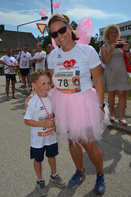 Der fünfjährige Florian mut Mama Verena siegte bei den Bambinis | Foto: BRS