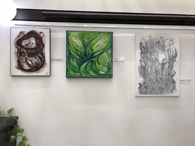 Die Künstlerin verarbeitet ihre Erlebnissen in ihren Bildern und setzt dabei auf farbliche Akzente. | Foto: Brandl