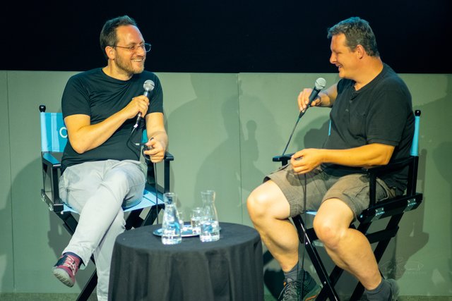 Paul Schwind (l.) und Kameramann Christian Haake im Gespräch über den Film "Thank you for bombing". 
 | Foto: Maria-Anna Fuchs-Grünbühel