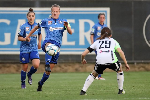Voller Fokus: SK-Sturm-Kapitänin Celina Degen (l.) soll zukünftig Unterstützung von jungen Talenten aus der Akademie bekommen. | Foto: GEPA