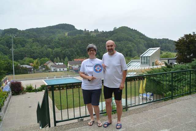 [b]Die Badretter und -retterinnen in Scheibbs:[b/] Eva Hottenroth und ihr Ehemann Walter Haslinger als freiwillige Bademeister.