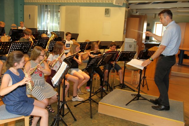Wehmütiger Abschied von einer kleinen Landschule, der dennoch mit Pauken und Trompeten – für die musikalische Umrahmung sorgte das „Universalorchester“ der drei VS Wies, Steyeregg und Wernersdorf – vollzogen wurde. | Foto: Josef Fürbass