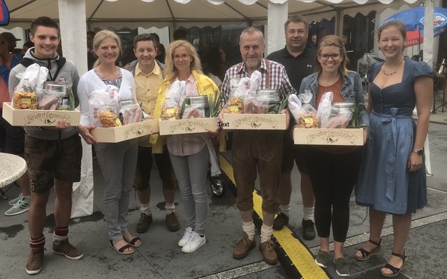 Die glücklichen Gewinner der St. Martiner Genusskistln mit Gemeindeparteiobmann Manfred Lanzersdorfer, Wirtschaftsbundobmann Siegi Kepplinger und Claudia Plakolm