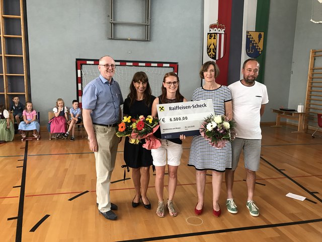 Bürgermeister Herbert Strasser, Pflichtschulinspektorin Eva Panholzer, Kindergartenleiterin Melanie Razenberger, Volksschuldirektorin Gerda Kaiser und Vizebürgermeister Engelbert Leitner.  | Foto: Walter Humer