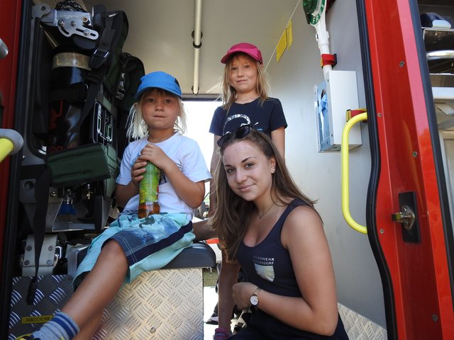 Die Kinder durften auch die Einsatzfahrzeuge begutachten. | Foto: © bme