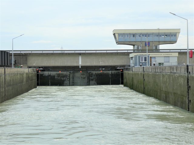 wenn das Tor zu ist, dauert es ca 20Min bis das Wasser 14 m hoch steigt
