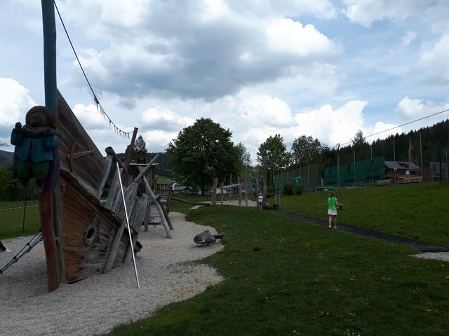 Wagrain: Beim Schwimmbad befindet sich der "Piraten" Spielplatz. Die Seilbahnrutsche ist hier ein Highlight für die etwas größeren Kinder. Die Schiffe bieten Möglichkeit zum Rutschen, Klettern und Piraten Spielen. Das Sonnensegel über der Sandkiste bietet Schutz an heißen Sommertagen.  | Foto: Daniela Pirnbacher