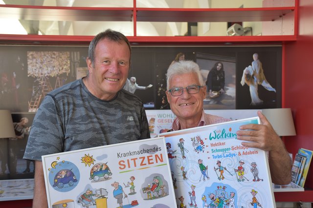 Konrad Höfinger und Jochem Härtel (v.li.) bei der Präsentation ihrer Illustrationen, die sich dem Thema Bewegung und Entwicklung des Körpers auf humorvolle Weise nähern.