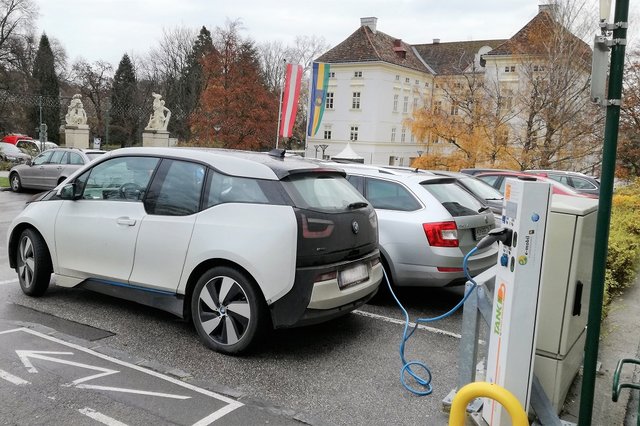 Neben der ersten öffentlichen Stromtankstelle am Schlossplatz (siehe Foto), entsteht noch heuer eine zweite Stromtankstelle vor dem Thermalbad, inklusive eines attraktiven E-Car-Sharing Systems.