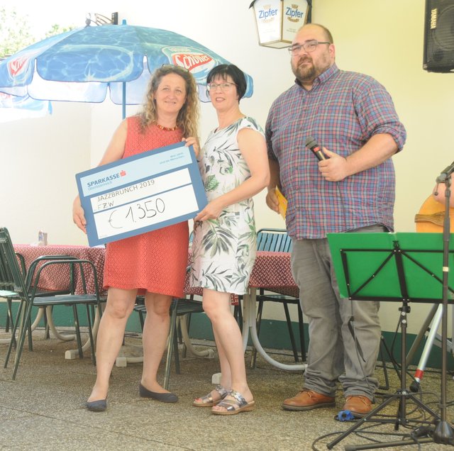 Ein stattlicher Erlös von 1.350 Euro ging durch den Jazzbrunch an das Freiwilligenzentrum Wels. | Foto: SPÖ Wels