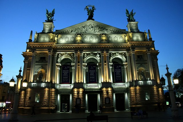 Abendstimmung vor dem Opernhaus Lviv am ersten Tag der BB-Leserreise. | Foto: Friedl Schwaighofer