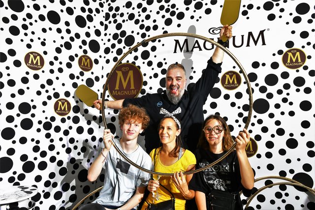Im Palmenhaus: Russkaja-Sänger Georgij Makazaria kam mit seiner Familie zur "Magnum"-Party. | Foto: Markus Spitzauer