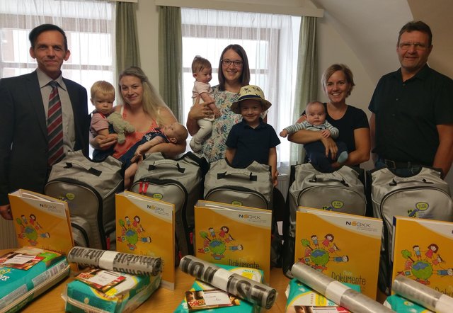Bürgermeister Ewald Gorth; Nicole Müllner mit Sohn Emil und Tochter Anna; Heidelinde Andre mit Tochter Mona; Andrea Buchmüller mit Sohn Leon; Vizebürgermeister Karl Ernd.