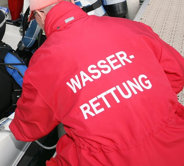 Der Mann wurde von einem Taucher der Wasserrettung geborgen.