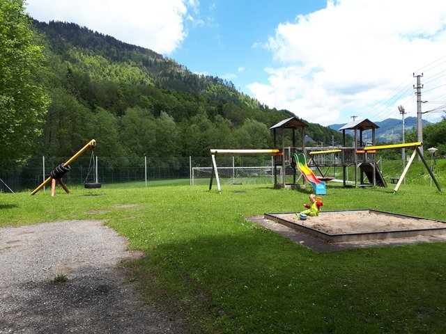 Schwarzach: Dieser Spielplatz ist einen kurzen Fußmarsch vom Bahnhof entfernt. Besonders lustig fand Lukas hier das Karussell und die Reifenschaukel. Leider ist es durch die minütlich vorbeifahrenden Züge sehr laut. Der Tisch mit Bänke befindet sich dafür direkt unter einen Baum. | Foto: Daniela Pirnbacher