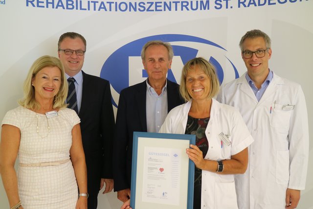 Verleihung des Qualitätsmanagement-Gütesiegels Easy Living® an das Rehazentrum St. Radegund durch Kurt Aust  | Foto: PVA