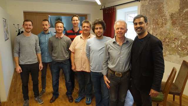 Die "regioHELPLER" von links nach rechts: Leonhard Moser (Film und Design), Valentin Moser (Film und Design), Robert Kühn (Projektleiter regioFIBRA), Thomas Hödl (Marketingleiter und Projektkoordinator), Herbert Plachy (Büroleiter), Willem Brinkert (Geschäftsführer), Erwin Moser (Geschäftsführer) und Vijay Chavda (Projektleiter Module8)
 | Foto: regioHELP