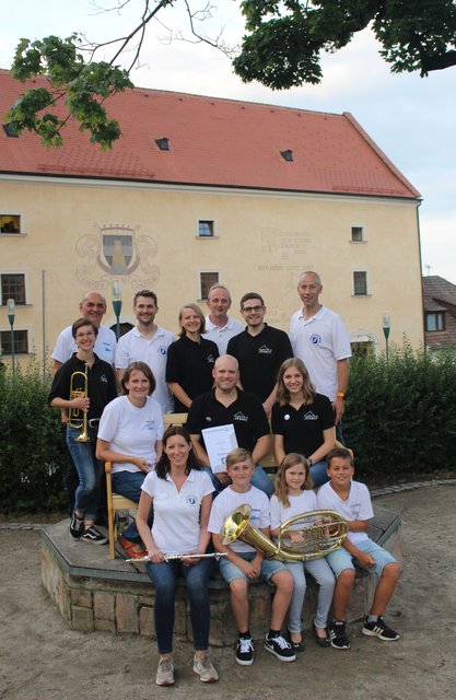 Katharina Steingassner, Herbert Frühwirth, Norbert Amon, Carina Haas, Andreas Schmid, Rainer Scheiner, Markus Fischer
sitzend (Bank, v.l.n.r.) Katharina Schödl-Hummel, Stefan Uhl, Bernadette Kerbl
sitzend (vorne, v.l.n.r.) Sabine Kastner, Thomas Plöckl, Magdalena Plöckl, Markus Kerbl