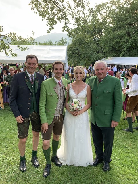 Gratulanten: Das Brautpaar Johannes Wagner und Christina Stummerer (Mitte) mit LH Hermann Schützenhöfer (r.) und NR Ernst Gödl | Foto: Tödling