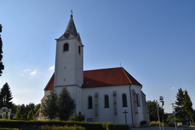 In der katholischen Pfarrkirche Steinbrunn wurde der Glockenstuhl erneuert und eine neue Kirchenglocke eingesetzt.