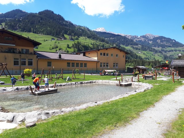 Großarl: Der Spielplatz mit den meisten Angeboten. Ob  Floßfahren, Go Kart fahren, rutschen oder Tiere streicheln, hier ist für jeden das richtige dabei. Besonders anziehend für die Kinder: Das Wasser, das quer durch den Spielplatz fließt. Unser Tipp: Ersatzkleidung ist von Vorteil! | Foto: Daniela Pirnbacher