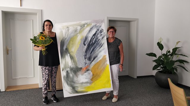 Künstlerin Christa Koller und Bürgermeisterin Josefa Geiger.