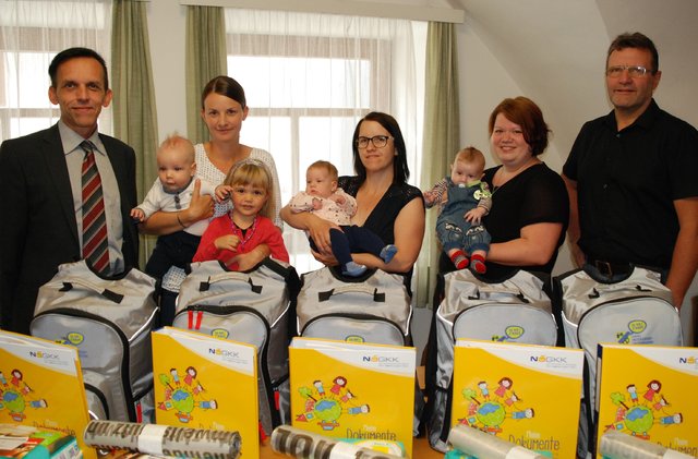 Bürgermeister Ewald Gorth; Marlies Resch mit den Söhnen Oliver und Jan; Irene Koppensteiner mit Tochter Sophie und Sohn Oliver; Sabrina Kaiser mit Sohn Max; Vizebürgermeister Karl Ernd.