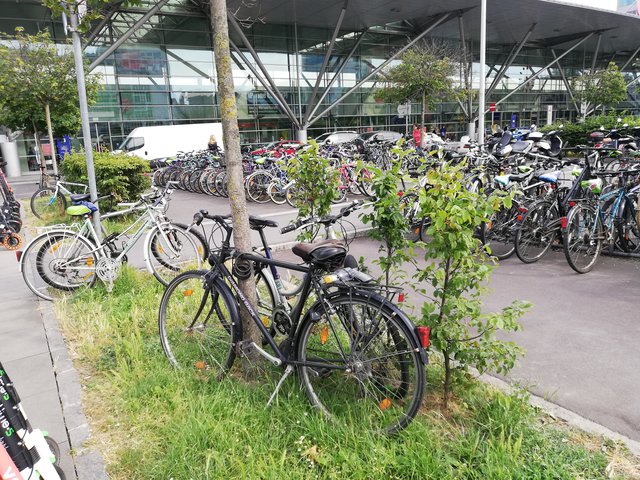 So wird einem Bike-and-Ride schwer gemacht. Vor dem Hauptbahnhof findet man oft keinen passenden Radabstellplatz.